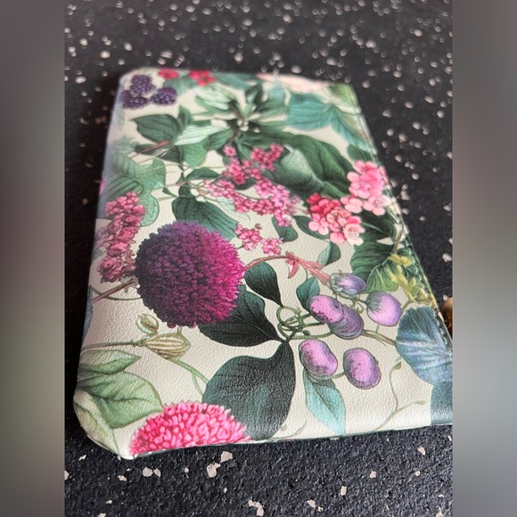 Cosmetic Bag - Picture 4 of 5